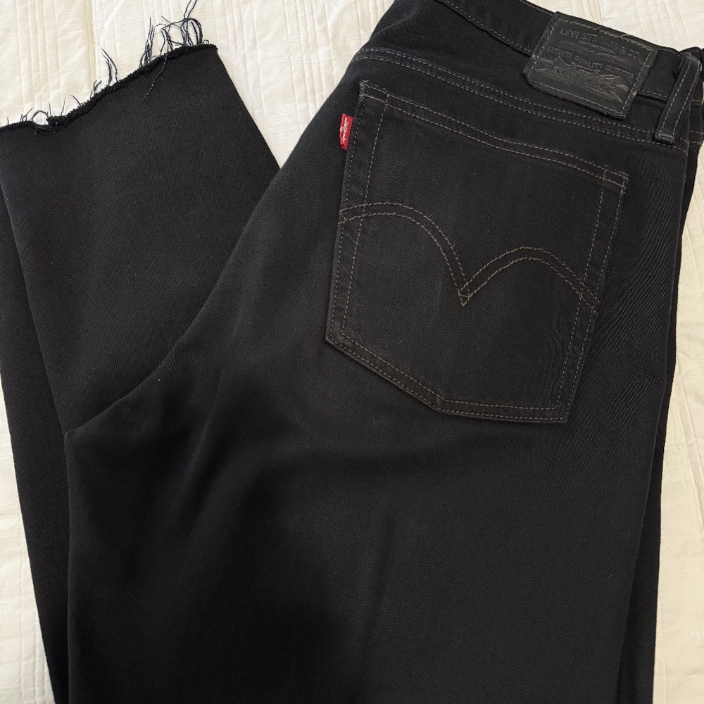 Levi's Wedgie Icon Black ripped jeans